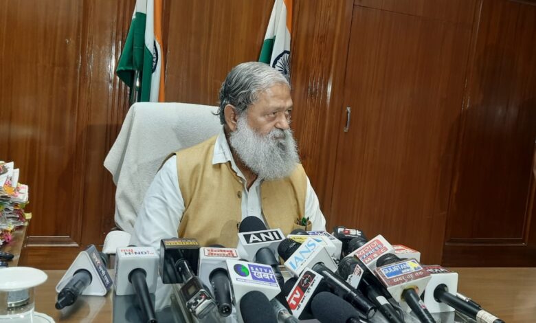 अनिरुद्धाचार्य विवाद में मंत्री अनिल विज की तीखी प्रतिक्रिया