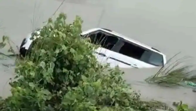 गोंडा सड़क हादसा: बोलेरो नहर में गिरने से 11 की दर्दनाक मौत, एक ही परिवार के 9 सदस्य शामिल | CM योगी ने जताया शोक, 5 लाख मुआवजा