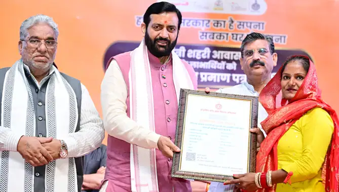 पंचकूला में सीएम सैनी ने बांटे आवास के दस्तावेज