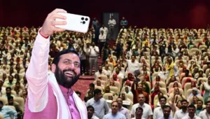 सीएम ने मंच से खड़े होकर लाभार्थियों के साथ सेल्फी 