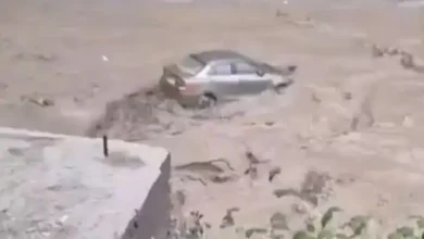 उत्तरकाशी में बादल फटने के बाद बाढ़ का कहर: कार बहती नजर आई, अंदर फंसे लोग