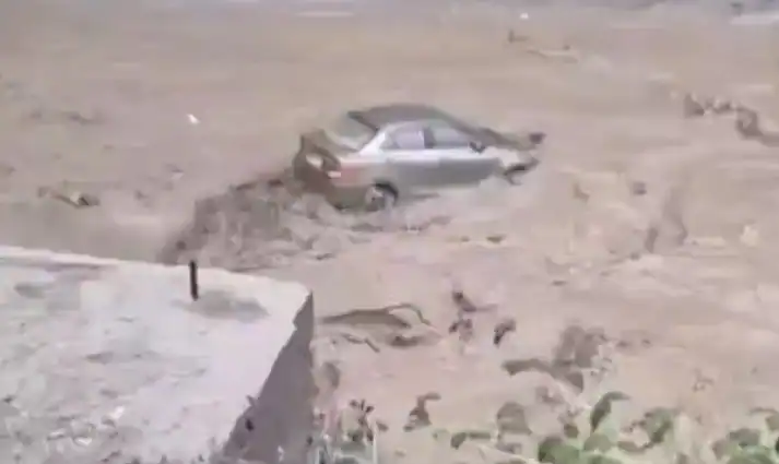 उत्तरकाशी में बादल फटने के बाद बाढ़ का कहर: कार बहती नजर आई, अंदर फंसे लोग