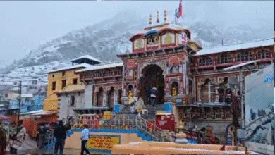 बर्फ की सफेद चादर में लिपटा बद्रीनाथ धाम, बर्फबारी के बीच उमड़े श्रद्धालु