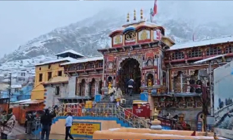 बर्फ की सफेद चादर में लिपटा बद्रीनाथ धाम, बर्फबारी के बीच उमड़े श्रद्धालु