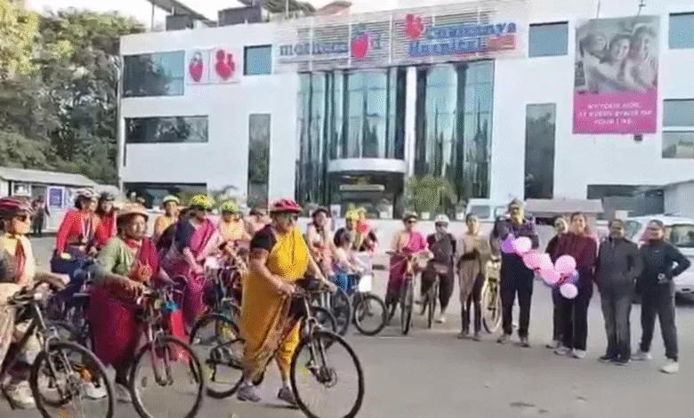 साड़ी पहन महिलाओं ने 10 किमी साइकिल दौड़ाई, पंजाबी बीट्स पर किया ज़ुम्बा