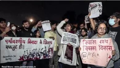 Delhi Pollution : दिल्ली में जहरीली हवा के खिलाफ इंडिया गेट पर जोरदार प्रदर्शन, पुलिस ने कई प्रदर्शनकारियों को हिरासत में लिया