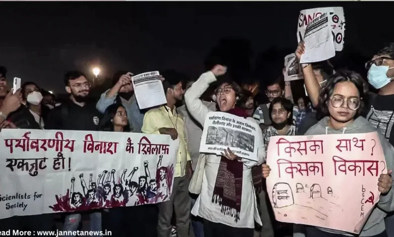 Delhi Pollution : दिल्ली में जहरीली हवा के खिलाफ इंडिया गेट पर जोरदार प्रदर्शन, पुलिस ने कई प्रदर्शनकारियों को हिरासत में लिया