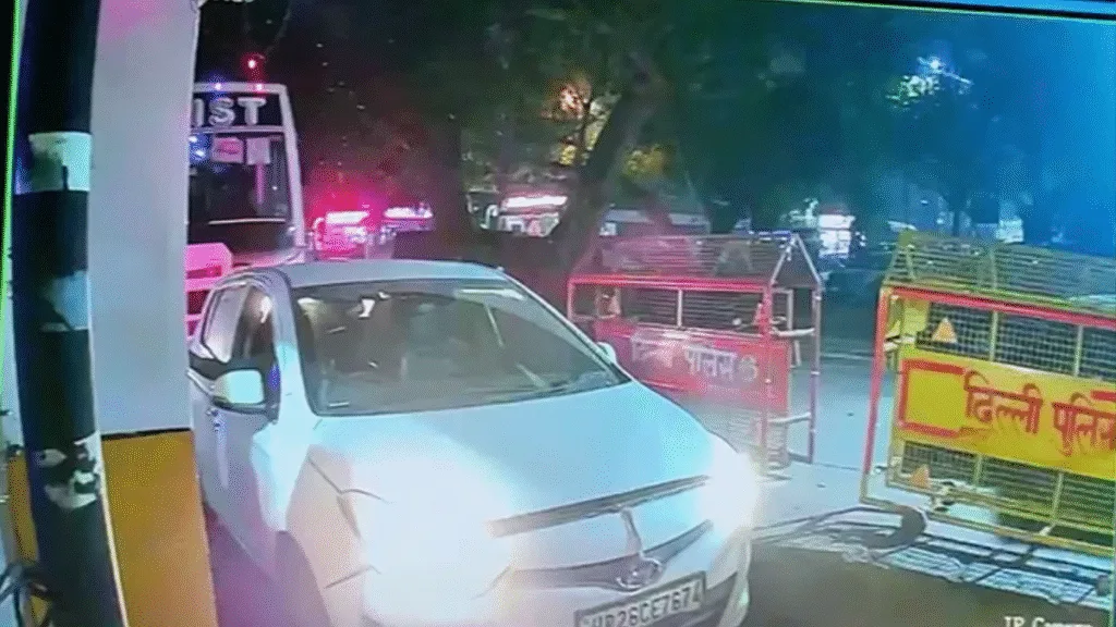 Delhi Red Fort Blast: लाल किला ब्लास्ट से 3 घंटे पहले तक पार्किंग में खड़ी थी i20 कार, CCTV फुटेज में दिखा संदिग्ध – देखें Photos