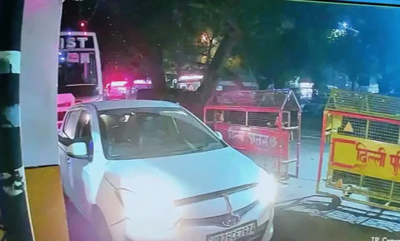 Delhi Red Fort Blast: लाल किला ब्लास्ट से 3 घंटे पहले तक पार्किंग में खड़ी थी i20 कार, CCTV फुटेज में दिखा संदिग्ध – देखें Photos