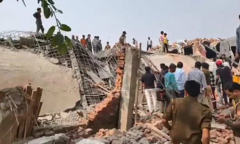 ग्रेटर नोएडा में तीन मंजिला इमारत भरभराकर गिरी; 5 मजदूर दबे, 3 को निकाला गया सुरक्षित | रेस्क्यू ऑपरेशन जारी