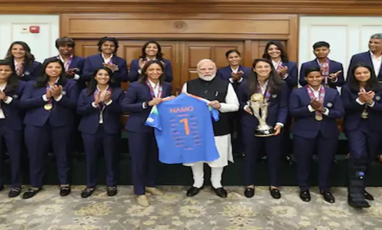 PM मोदी से मिलीं वर्ल्ड चैम्पियन बेटियां