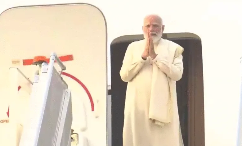 प्रधानमंत्री नरेंद्र मोदी थिम्पू, भूटान के लिए रवाना हुए