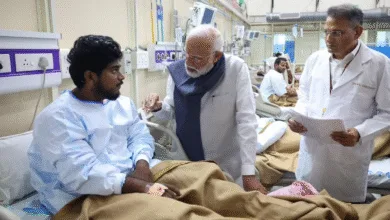दिल्ली विस्फोट पीड़ितों से मिले PM मोदी