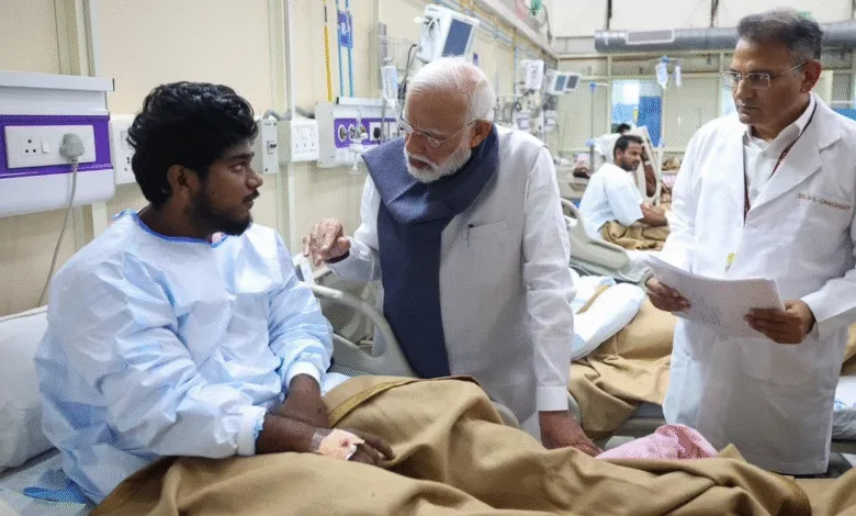 दिल्ली विस्फोट पीड़ितों से मिले PM मोदी