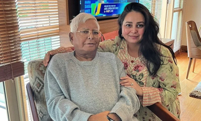 BIG BREAKING: चुनाव हारते ही लालू परिवार में बड़ा धमाका! रोहिणी आचार्य ने पार्टी-परिवार से नाता तोड़ा, दो नाम लेकर मचाई सनसनी—कौन हैं ये लोग?